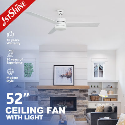 ซื้อ พัดลมเพดานขนาด 52 นิ้ว 110-240V/50Hz-60Hz พร้อมรีโมทคอนโทรลและใบพัดไม้สี OEM การผลิตออนไลน์