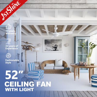 พัดลมเพดานพลาสติกที่ทนทาน มีโครงสร้างเบาและมีมอเตอร์แรง ช่วยให้ความเย็นในพื้นที่สาธารณะมีประสิทธิภาพ