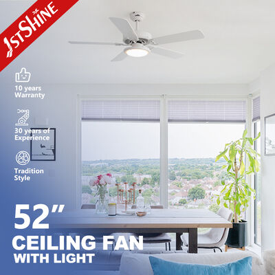 ราคาดี พัดลมเพดานสีขาวขนาด 52 นิ้ว พร้อมไฟ LED และรีโมตคอนโทรลปรับความเร็วได้ 6 ระดับ มาพร้อมใบพัดไม้ MDF และมอเตอร์ DC ออนไลน์